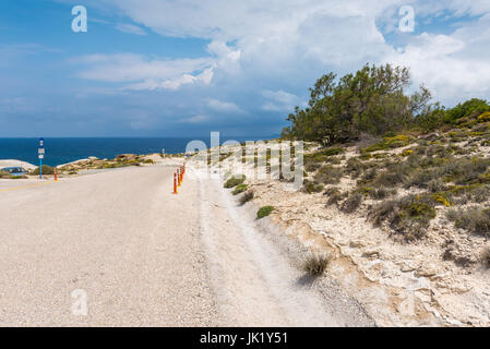 Strada costiera accanto alla spiaggia di Sarakiniko sull isola di Milos, Grecia. Foto Stock