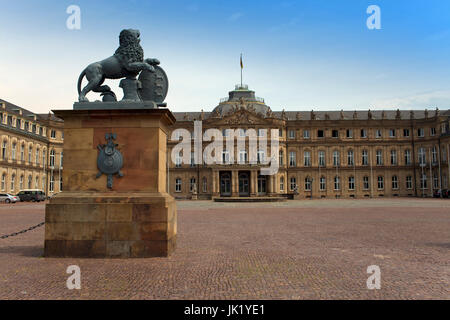 Lion scultura con cresta di fronte all'ingresso principale del Castello Nuovo (Neues Schloss) in Germania, Stuttgart Foto Stock