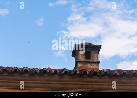 Dettagli esterni di casa a La Antigua Guatemala, parete e cupula stile coloniale in Guatemala, America centrale. Foto Stock