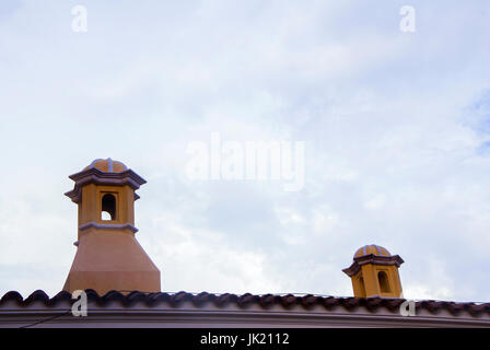 Dettagli esterni di casa a La Antigua Guatemala, parete e cupula stile coloniale in Guatemala, America centrale. Foto Stock