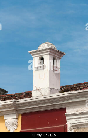 Dettagli esterni di casa a La Antigua Guatemala, parete e cupula stile coloniale in Guatemala, America centrale. Foto Stock