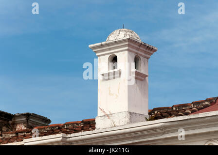 Dettagli esterni di casa a La Antigua Guatemala, parete e cupula stile coloniale in Guatemala, America centrale. Foto Stock