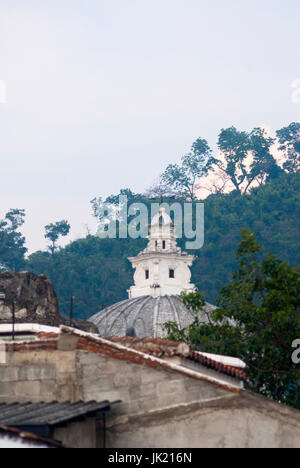 Dettagli esterni di casa a La Antigua Guatemala, parete e cupula stile coloniale in Guatemala, America centrale. Foto Stock