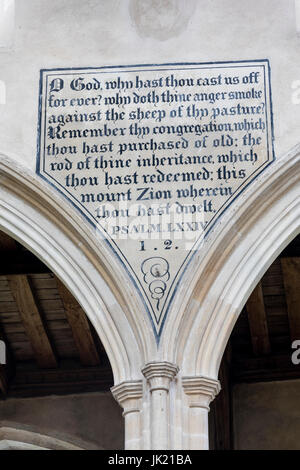 Vista interna di Santa Maria Vergine Chiesa in Wiveton, Norfolk Foto Stock