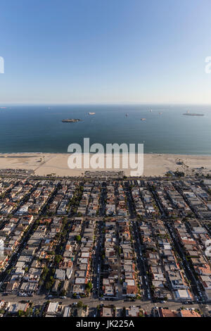 Vista aerea di strade residenziali, edifici e la fascia costiera in Belmont Shore quartiere di Long Beach, California. Foto Stock
