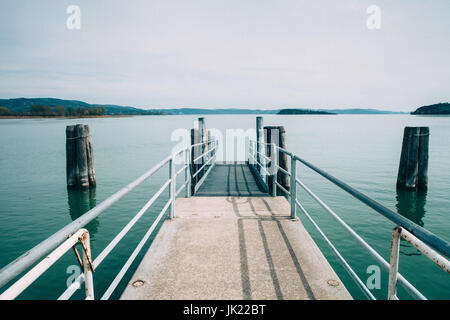 Il molo tranquilla sul lago Foto Stock