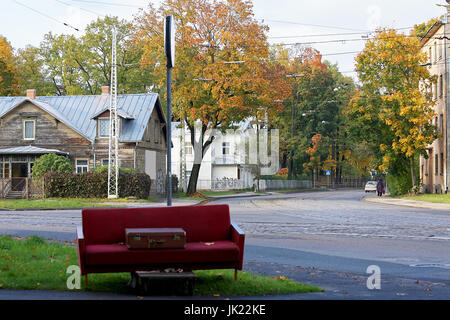 Riga, Lettonia - 12 Ottobre 2012: sulla strada abbandonati vecchio divano e la valigia Foto Stock