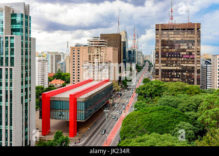 Paulista Avenue, centro finanziario di San Paolo e Brasile e il MASP visto dall'alto con i suoi edifici commerciali e intenso movimento di persone A. Foto Stock