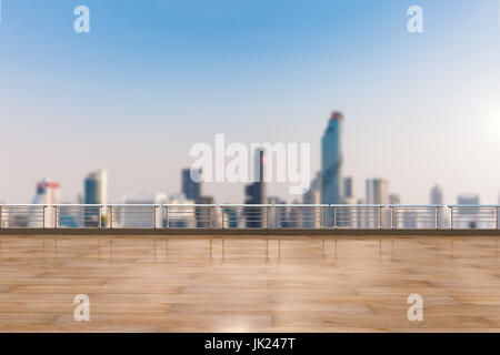 Vuoto in legno terrazza sul paesaggio urbano e cielo blu sullo sfondo Foto Stock