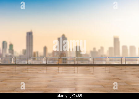 Vuoto in legno terrazza sul paesaggio urbano e cielo blu sullo sfondo Foto Stock