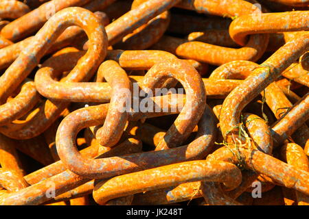 Rusty catene barca vicino sulla spiaggia Foto Stock