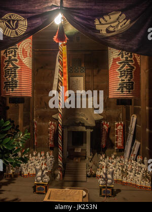 Santuario di vicinato, sacrario scintoista, con Kitsune, fox custodi, suburbana street, Kawagoe, Saitama, Giappone. Foto Stock