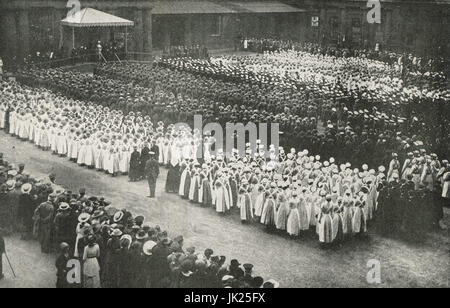 Le donne di guerra la raccolta dei lavoratori a Buckingham Palace, 29 giugno 1918 Foto Stock