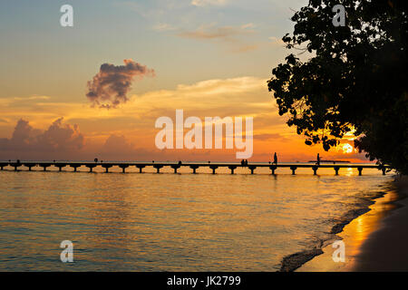 Awesome vivid tramonto sul molo nell'Oceano Indiano. Foto Stock