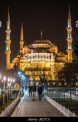 L'esterno di notte vista del Sultano Ahmed (blu) moschea in piazza Sultanahmet si trova a Istanbul, in Turchia. Foto Stock