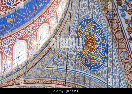 Bellissima e la vista dettagliata del vetro colorato e piastrelle colorate lavorare all interno della Moschea Blu (Sultan Ahmed Moschea) si trova a Istanbul, in Turchia. Foto Stock