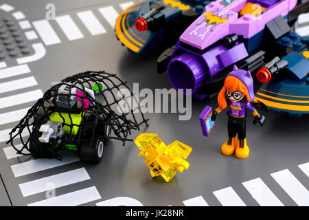 Tambov, Federazione Russa - Marzo 04, 2017 Lego DC Super Hero mondo delle ragazze. Batgirl mini-bambola e il suo Batjet tentare di pescato Kryptomite giallo. Studio s Foto Stock