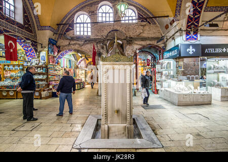 Marmo fontana potabile al Grand Bazaar di Istanbul, in Turchia, uno dei paesi più visitati monumenti più antichi e mercati pubblici. Foto Stock