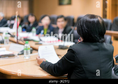 Imprenditrice altoparlante con microfono rendendo la presentazione alla conferenza di business. La gente di affari riunione seminario conferenza concetto. Foto Stock