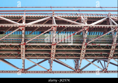 Lisbona - dettaglio di sotto il ponte 25 Aprile contro il cielo blu, Portogallo Foto Stock