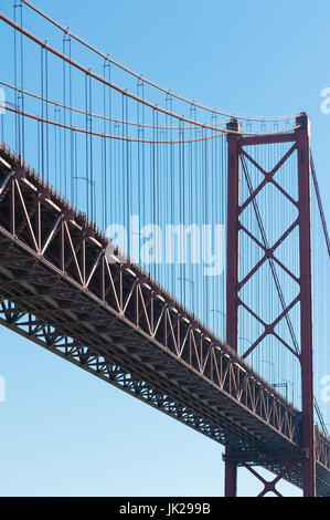 Lisbona - dettaglio del XXV Aprile ponte contro il cielo blu, Portogallo Foto Stock