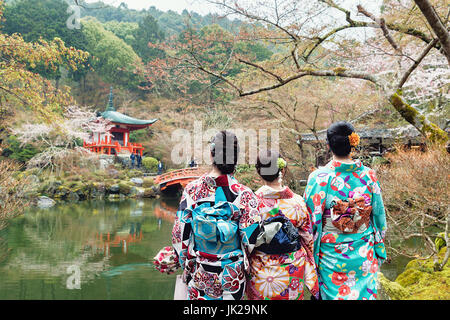 Tre giovani ragazze che indossano il Giappone kimono in piedi di fronte a Daigoji tempio di Kyoto, Giappone. Foto Stock