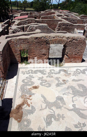 OSTIA ANTICA, Italia - luglio 2, 2017: lavacrum ostiense di antico romano pavimento a mosaico nei bagni di Nettuno Foto Stock