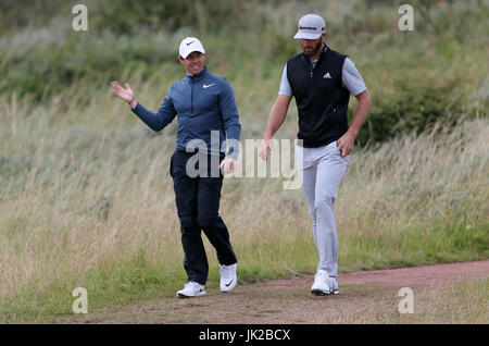 In Irlanda del Nord la Rory McIlroy e usa il Dustin Johnson durante la seconda giornata del Campionato Open 2017 al Royal Birkdale Golf Club, Southport. Foto Stock