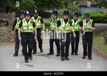 Funzionari di polizia da Gloucestershire Constabulary fuori Highgrove, residenza privata del Principe di Galles e la duchessa di Cornovaglia, Tetbury, Regno Unito Foto Stock