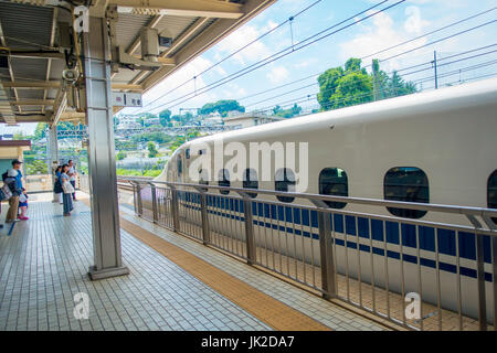 KYOTO, Giappone - Luglio 05, 2017: JR700 il treno superveloce shinkansen con partenza Stazione di Kyoto mostrato il 12 agosto 2015 a Kyoto, in Giappone. Foto Stock
