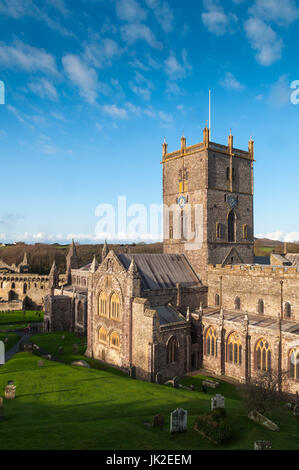 Panoramica di St Davids Cathedral, Pembrokeshire, Galles Foto Stock