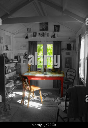 Interno del Dylan Thomas del capannone di scrittura in Laurghne, Carmarthenshire, Galles Foto Stock