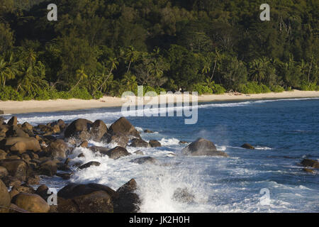 Seychelles, Isola di Mahe, Anse Takamaka beach, riva Foto Stock