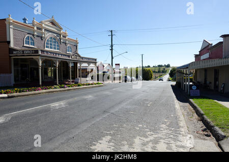 Strada principale e Wiss Fratelli General Store, Kalbar, Queensland, Australia Foto Stock