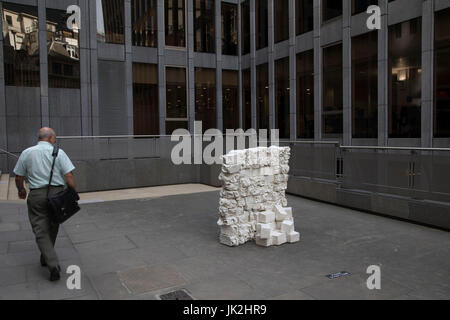 Scultura in città il 17 luglio 2017 nella città di Londra, Inghilterra, Regno Unito. Ogni anno, l'acclamato scultura in città ritorna al miglio quadrato con opere di arte contemporanea da artisti di fama internazionale in una manifestazione pubblica di opere aperte a tutti di venire e interagire con e godere. Reminescenza di Fernando Casasempere 2017. Foto Stock