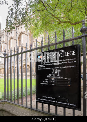 Mappa di grandi dimensioni sulla ringhiera al di fuori della Cappella del King's College dell'università di Cambridge, Inghilterra, Gran Bretagna. Foto Stock