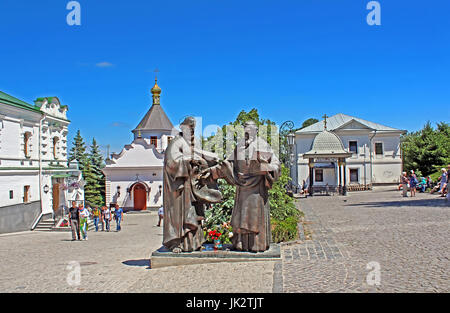 Kiev, Ucraina - 25 Maggio 2013: il monumento dei Santi Cirillo e Metodio nel Kyiv-Pechersk Lavra Foto Stock