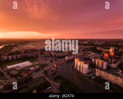 Di rosso le nuvole sulla questione di Kaliningrad in sunrise, vista dall'alto Foto Stock