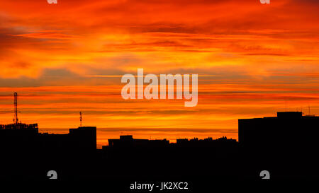 Viva Sunrise sopra la città edifici di mattina Foto Stock