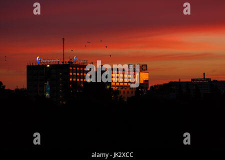 Kaliningrad, Russia - 21 Luglio 2017: Viva Sunrise su edifici di uffici in mattinata Foto Stock