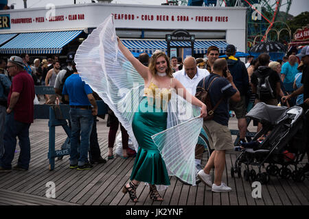 NEW YORK CITY - Giugno 17, 2017: Donna medicazione come mermaid durante la trentacinquesima edizione annuale di Mermaid Parade di Coney Island. Foto Stock