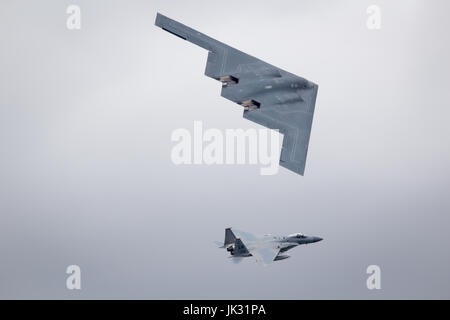 Northrop Grumman B-2 Spirit bombardiere Stealth flypast a Fairford International Air Tattoo 2017 Foto Stock