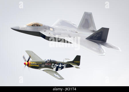 Lockheed Martin F-22 Raptor e P Mustang patrimonio esecuzione del volo a Fairford International Air Tattoo 2017 Foto Stock