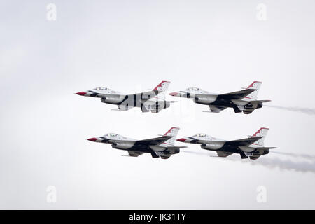 US Air Force F-16 Thunderbirds Team Display eseguendo a Fairford International Air Tattoo 2017 Foto Stock