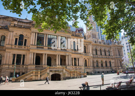 Sydney,NSW,Australia-November 18,2016: persone nel cortile esterno il grand municipio edificio nel centro di Sydney, Australia. Foto Stock