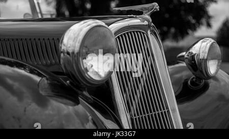 Una in bianco e nero in prossimità del raccolto di un vintage citroen avant trazione autovettura la griglia del radiatore e dei proiettori Foto Stock