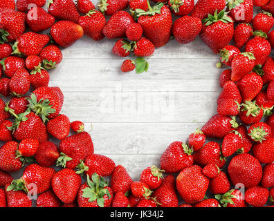 A forma di cuore fatta di fragola bianca su sfondo di legno. Dieta frutta concetto. Close up. Vista dall'alto. Alta risoluzione Foto Stock