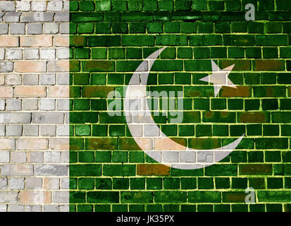 Il pakistan bandiera su un vecchio muro di mattoni in background Foto Stock