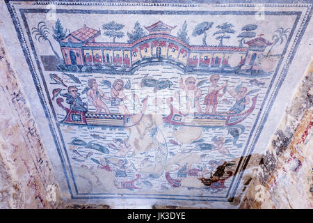 La pesca amorini, sala del Cherubino pescatori, mosaici romani in villa romana o il palazzo della Villa Imperiale del Casale Villa Romana del Casale, Sicilia Foto Stock