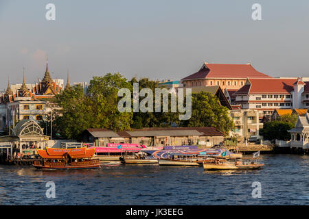 Barche sul Fiume Chao Phraya Bangkok in Thailandia Foto Stock